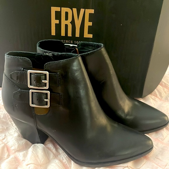 Frye Jennifer Belted Shootie Ankle Boot, Black Size 6M NWB! - Picture 1 of 11